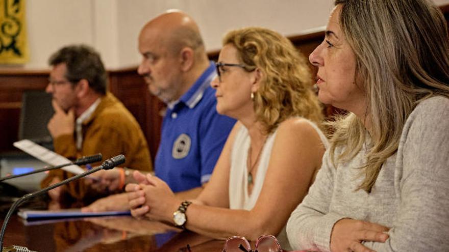 Un instante del pleno celebrado en la mañana de ayer en El Rosario. 
  Las concejalas Soledad Negrín y María Ángeles Rodríguez.