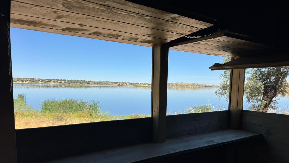 Vista del embalse de La Colada desde uno de los observatorios de aves que se han instalado en El Viso.