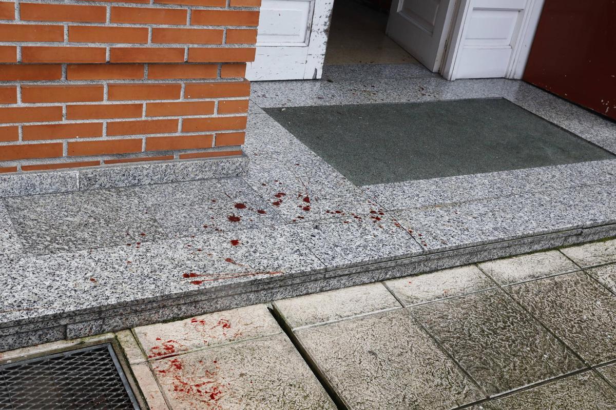 Restros de sangre el el portal en el que ocurrieron los hechos