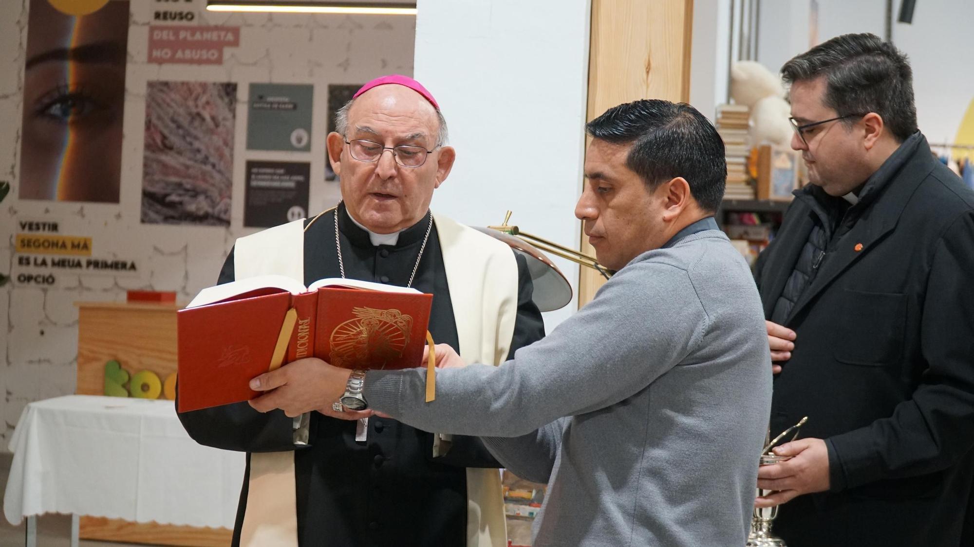 Las imágenes de la apertura de la tienda Koopera de Cáritas y Tots Units en Vila-real