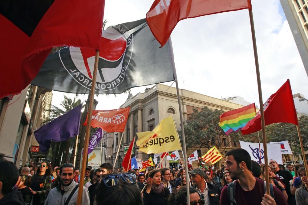 Manifestación en Valencia con motivo del 25 d'Abril