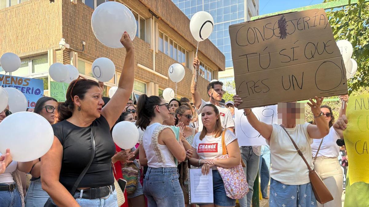 Cartel con una errata en la protesta de opositores a Maestros del lunes ante Educación.