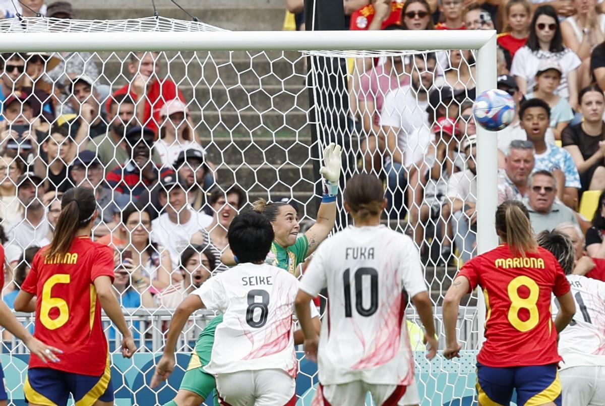 Japón se adelantó en el marcador ante España con un gol de falta directa.