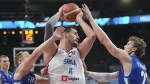 Nikola Jokic, ante Sasu Salin y Lauri Markkanen en una acción del Serbia-Finlandia del Eurobasket.