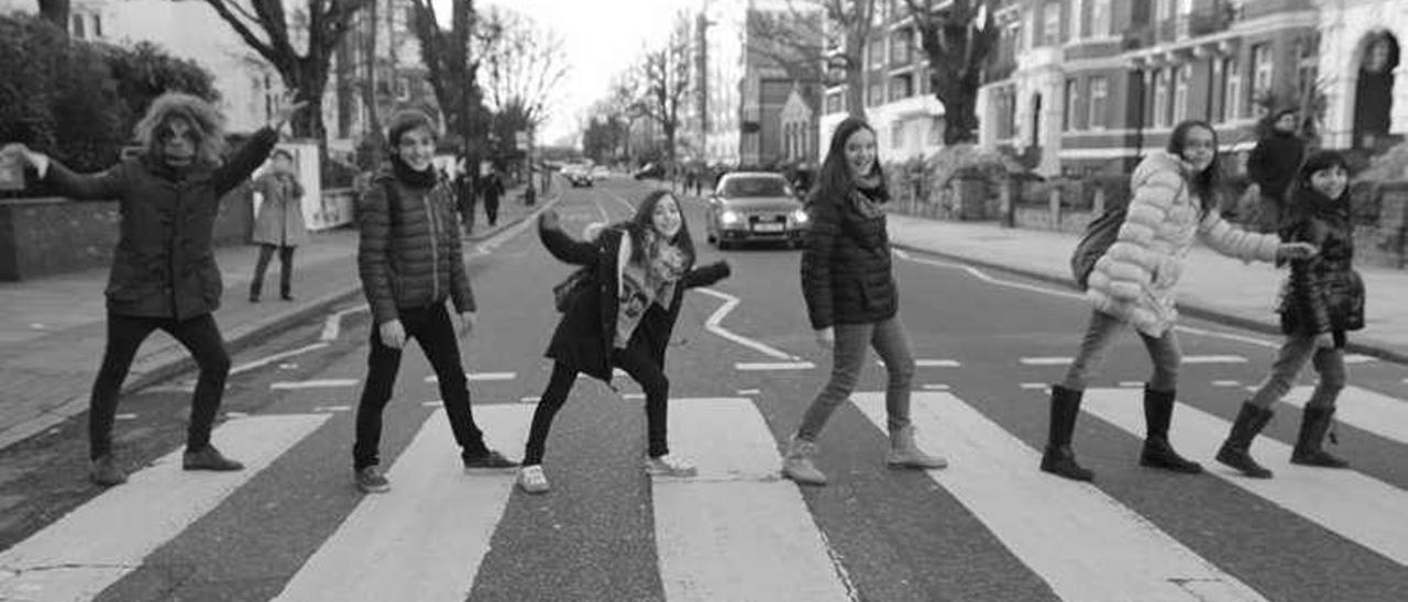 El grupo (formado por niñas y un &quot;mono&quot; adulto) en Abbey Road.