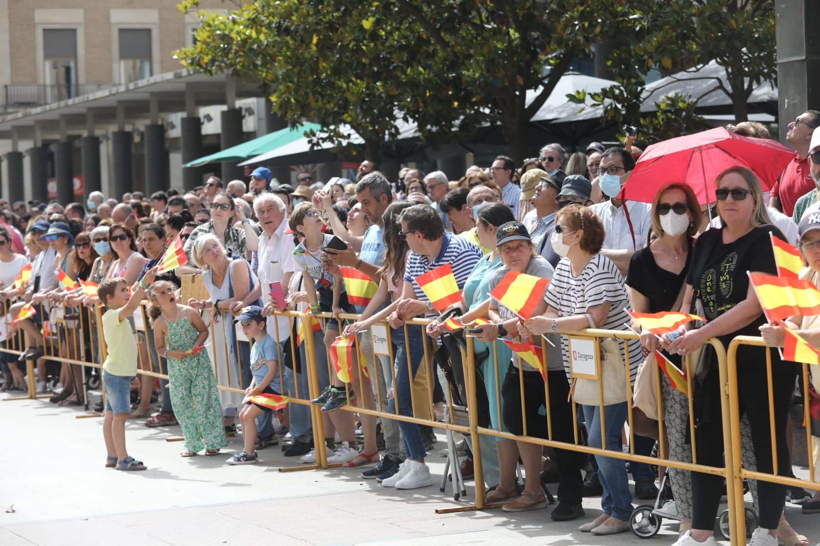 La plaza del Pilar se viste de rojigualda en el despliegue de una bandera de España de 54 metros cuadrados