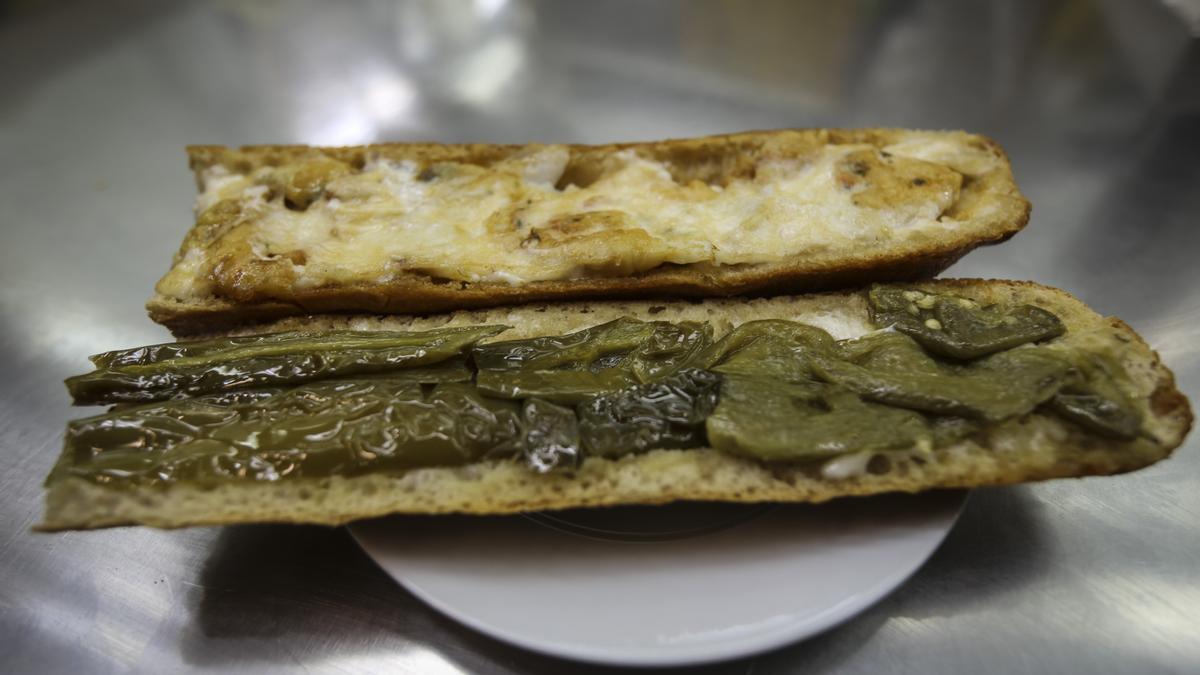 Bocadillo de bacalao con pimientos y alioli del Bar Neme.