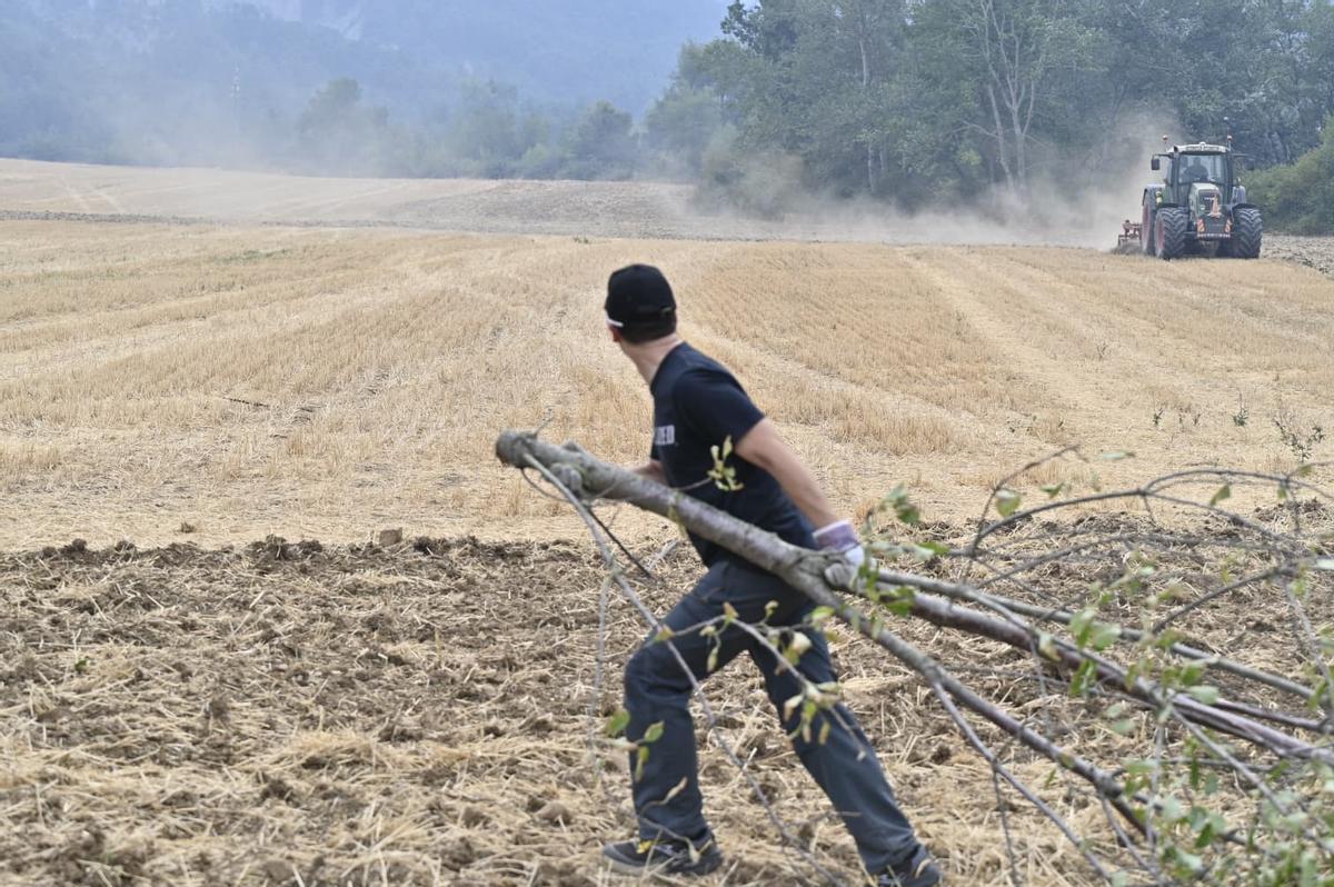 Voluntarios de Baros y Navasa haciendo labores de desbroce para defender sus pueblos