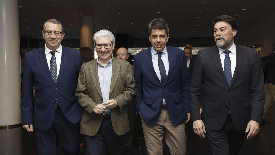 Carlos Mazón, este viernes en Alicante, acompañado por Toni Pérez y Luis Barcala / Efe