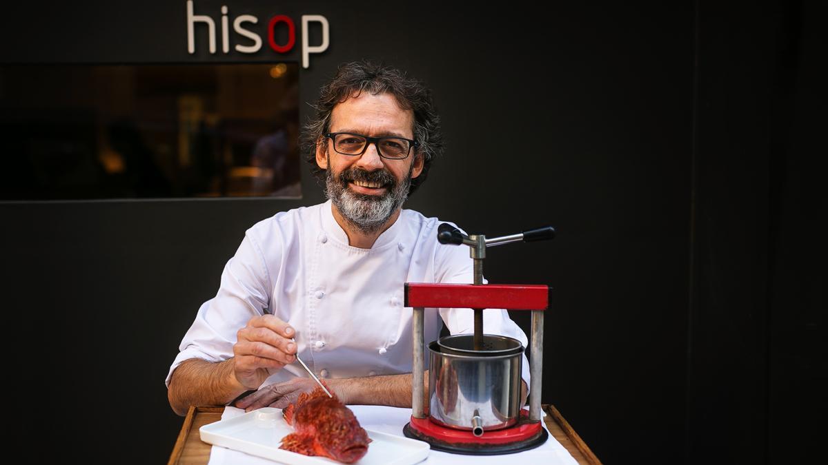 Hisop: Oriol Ivern, con un cabracho y una prensa para chicharrones.