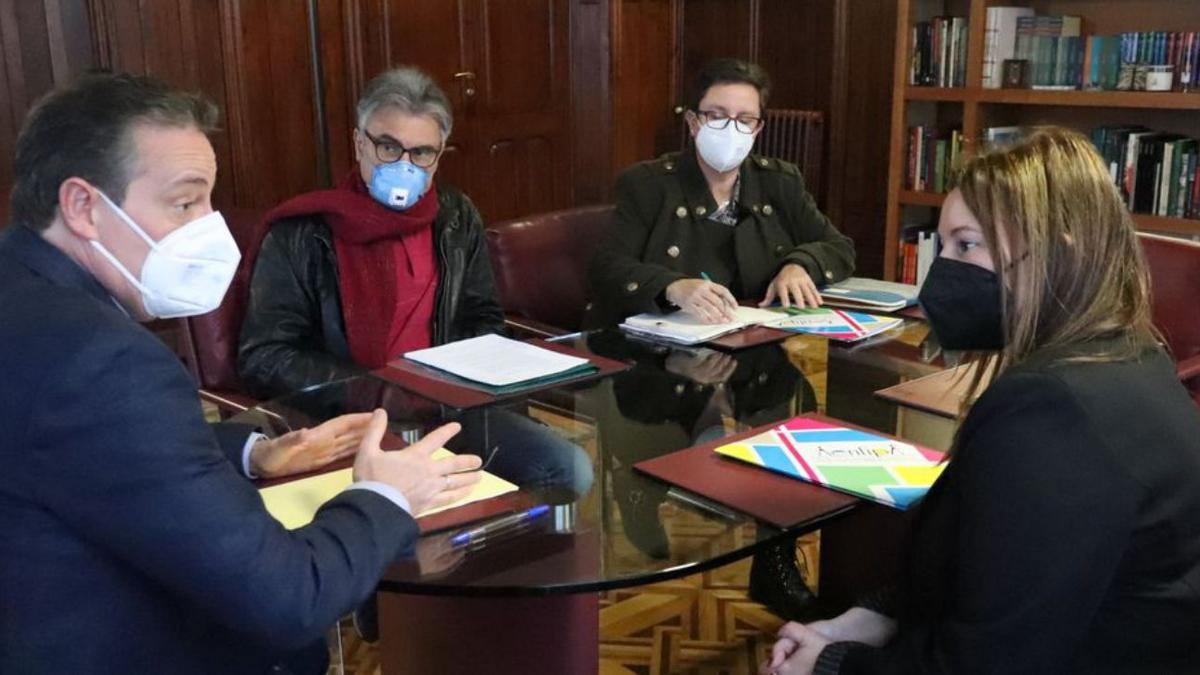 Marcelino Marcos Líndez, a la izquierda, conversa con Alicia Suárez  (Aenfipa), ante Luis González (Asessca) y Esperanza de la Torre (Aenfipa).