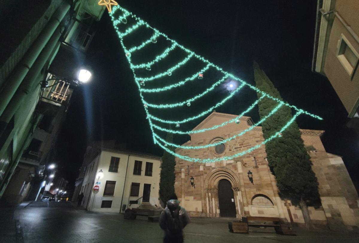 Plaza de San Juan del Mercado con la iluminacion navideña. | E. P.