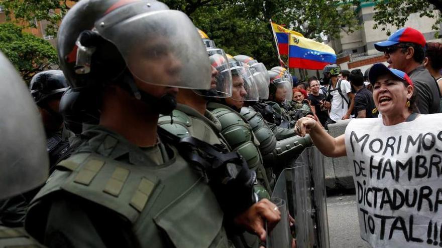 Manifestantes opositores se encaran con la policía en Caracas.