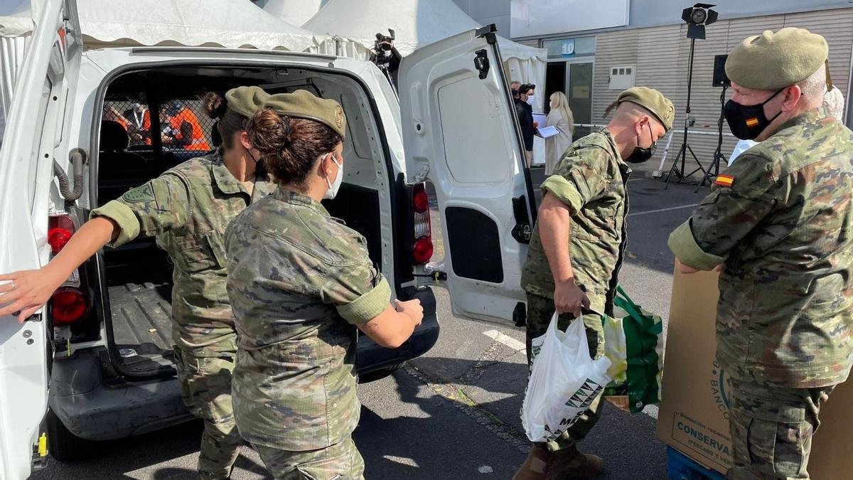 Militares ayudan a descargar alimentos durante una edición anterior del Telemaratón Solidario.