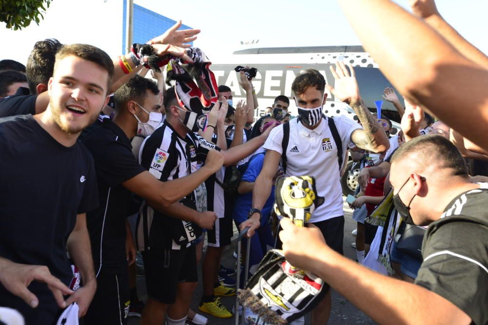 Llegada de los jugadores del FC Cartagena a la ciudad portuaria