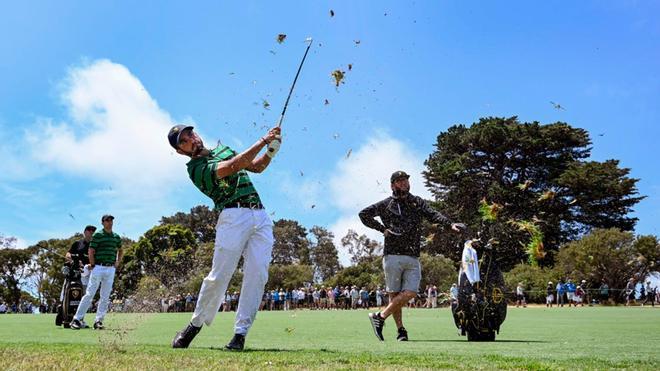 Abraham Ancer  golpea en el green durante unronda de práctica en el torneo Presidents Cup golf en Melbourne.