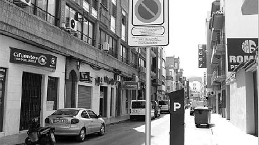 Una de las calles de la Vall con regulación de aparcamiento.