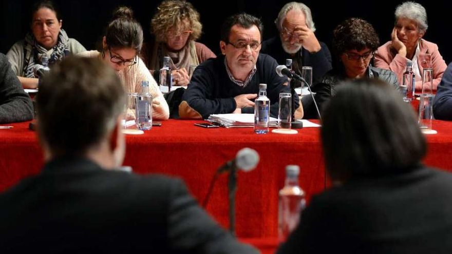 Concejales del BNG durante el pleno del lunes, con Anxos Riveiro entre ellos. // R. Vázquez