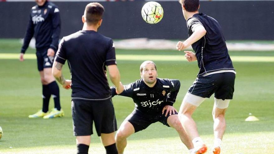 Lora controla un balón de cabeza en presencia de Guerrero y Pablo Pérez, de espaldas.