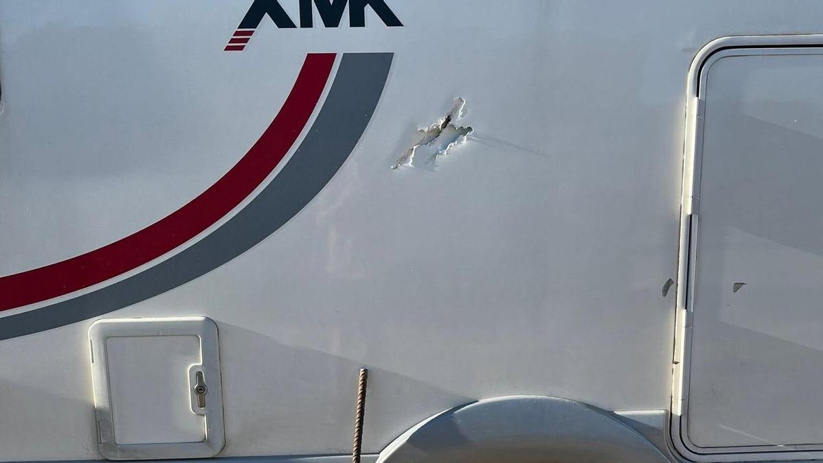 La imagen muestra los desperfectos causados en uno de los vehículos estacionados en la zona de caravanas de la localidad.