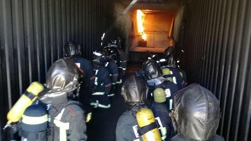 Una treintena de bomberos reciben formación contra incendios de interior