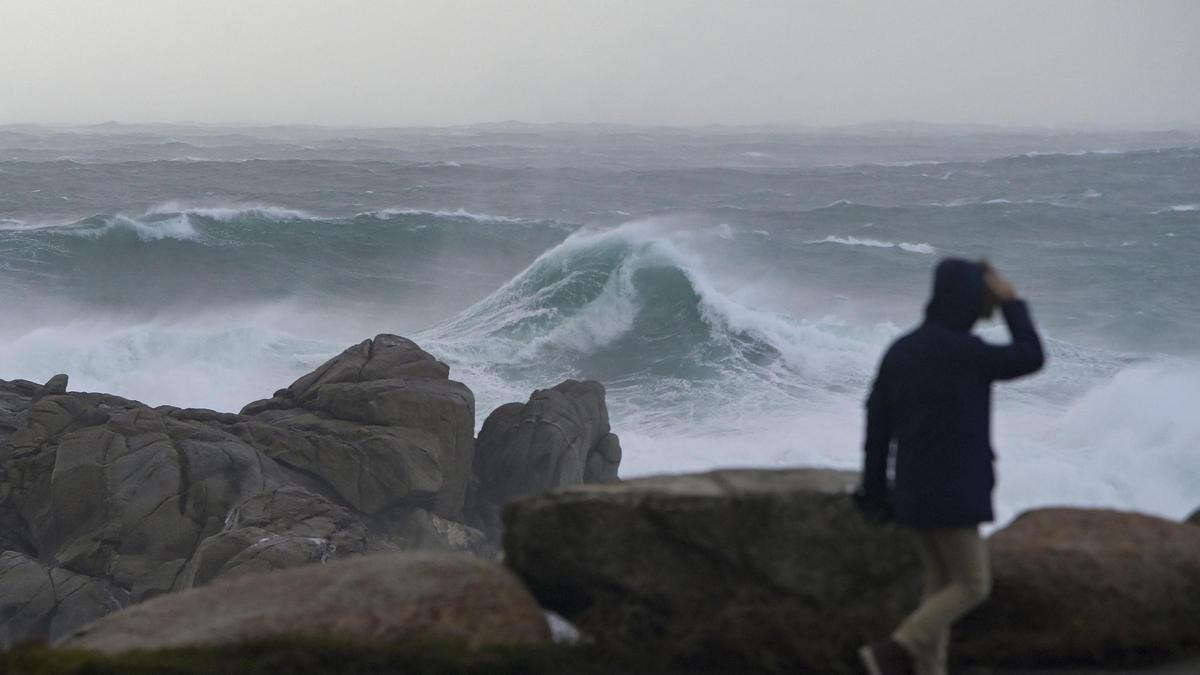 La Xunta ha activado para este sábado la alerta naranja en todo el litoral gallego por temporal costero, con olas que podrían superar los 7 metros