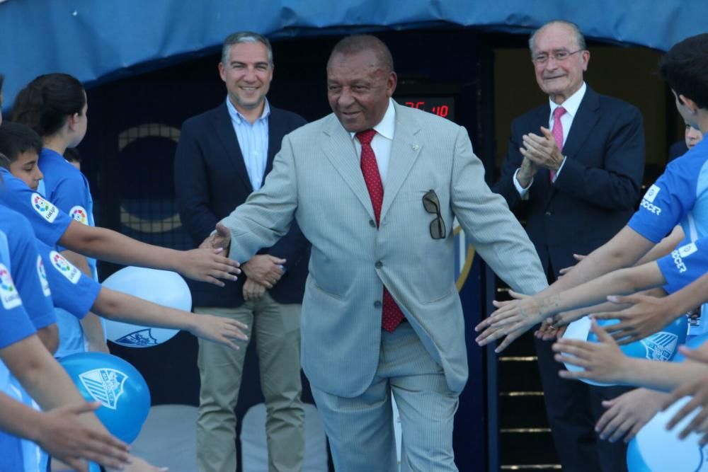 La puerta número 6 del estadio del Málaga CF recibe el nombre del exfutbolista marroquí del club blanquiazul.