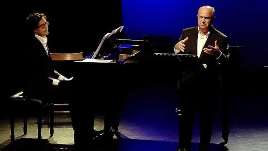 Joaquín Pixán y Mario Bernardo (piano), ayer, en la Casa de Cultura de Mieres.