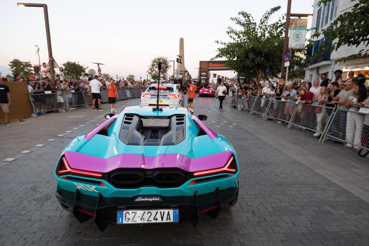 Todas las imágenes de los superdeportivos Gumball 3000 en Ibiza