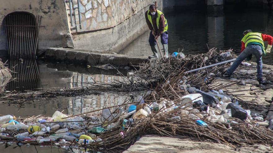 Orihuela instalará en el Segura tres redes especiales para «capturar» plásticos flotantes