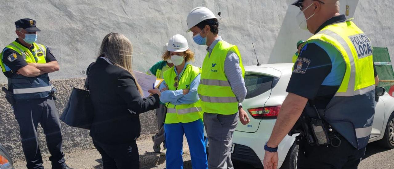 Momento en que la secretaria judicial notifica a los responsables de Disa la paralización de las obras. | | LP/DLP