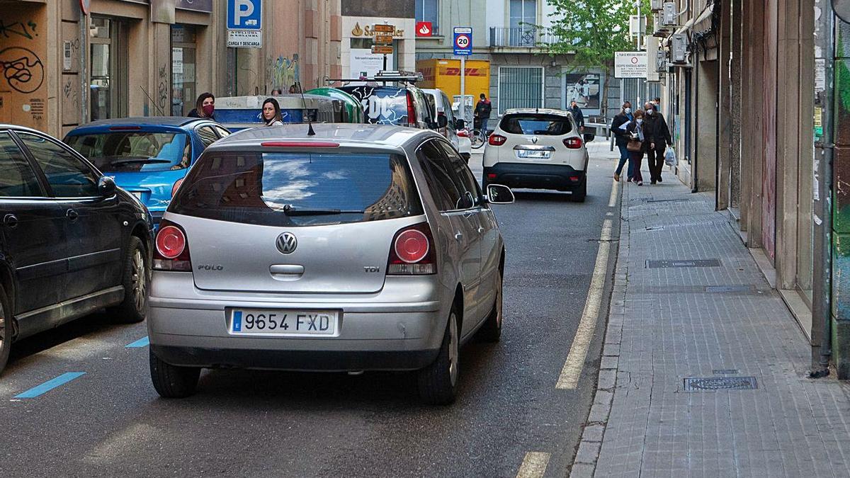 Un turismo circula por una calle del centro de la ciudad. | Sara Rodríguez