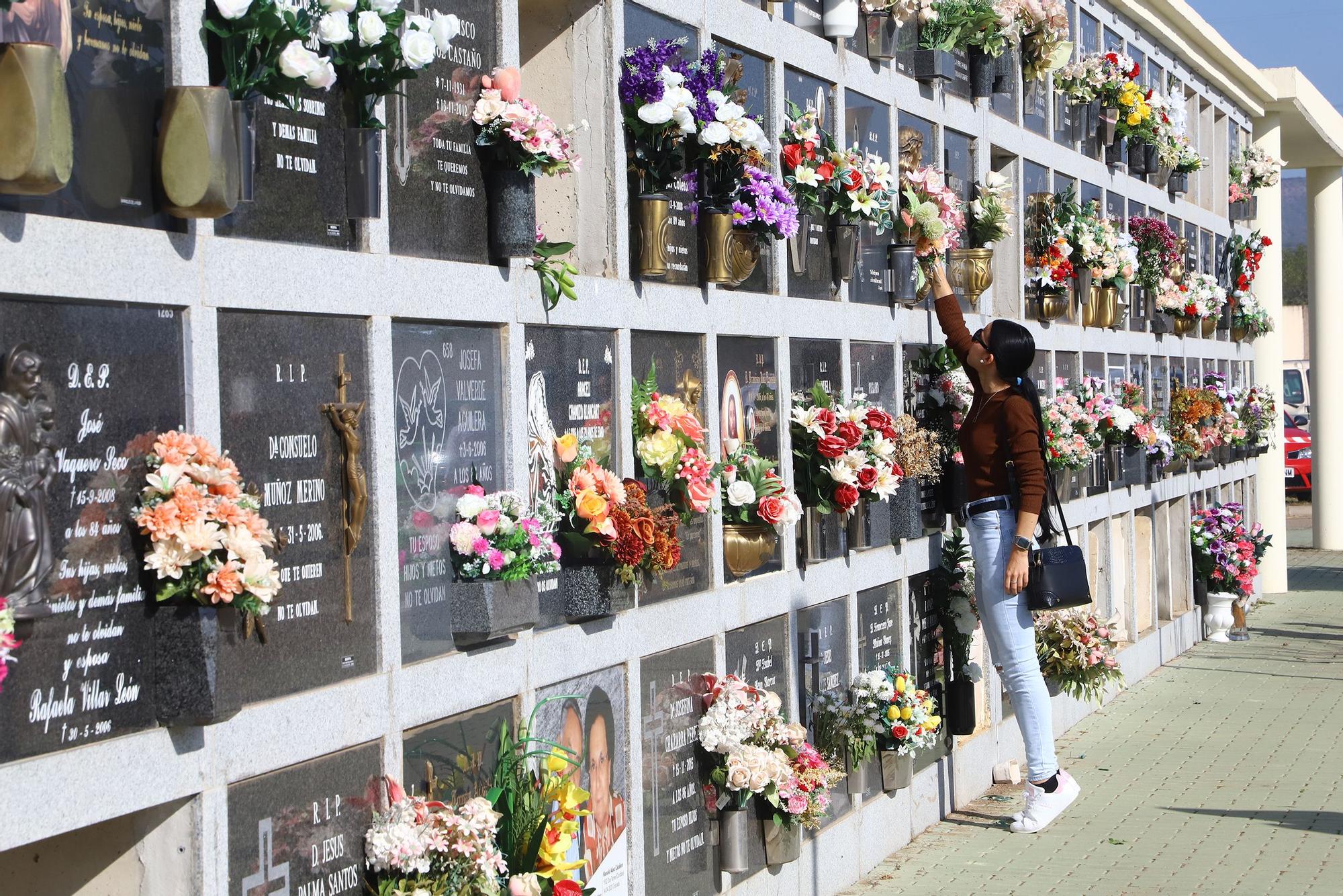 Los cementerios cordobeses cobran vida por el día de Todos los Santos