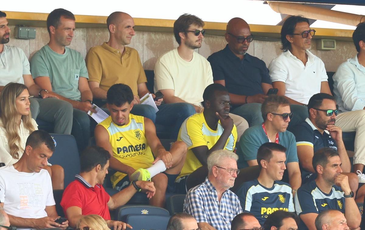 Ilias Akhomach y Pape Gueye, con problemas físicos, vieron el Villarreal-Levante desde el palco del Mini Estadi.