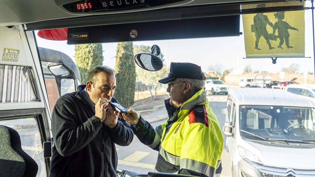 Un conductor d’autocar fent la prova d’alcoholèmia en el control de Santpedor