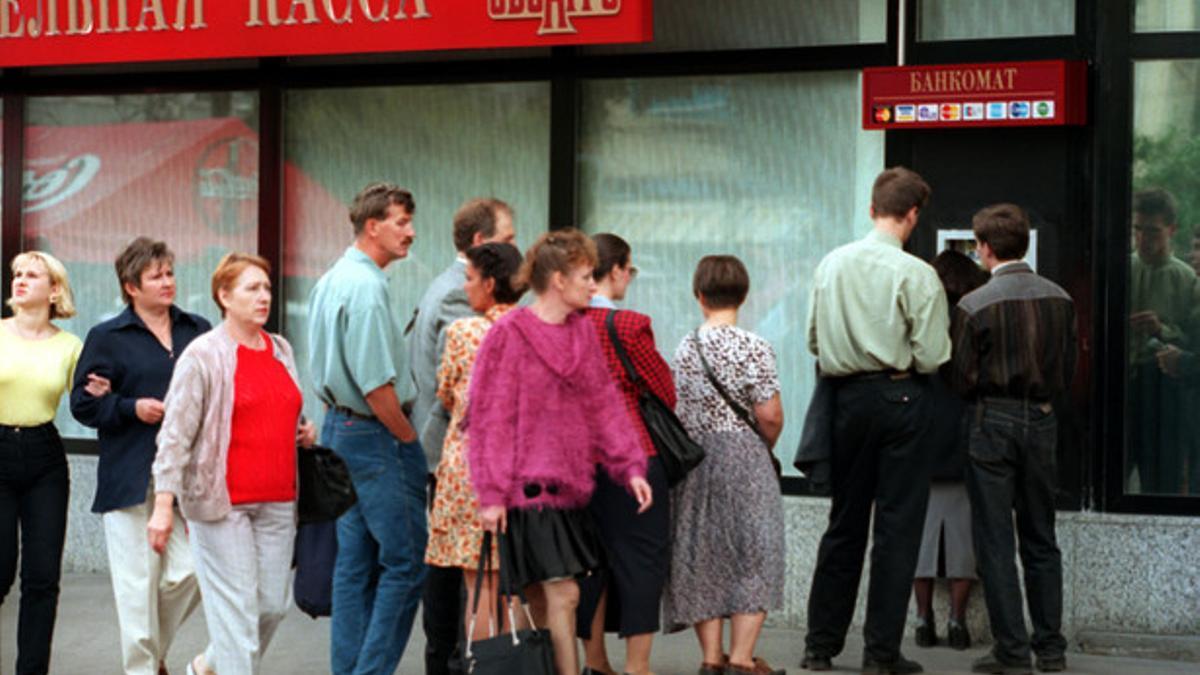 Ciudadanos rusos hacen cola frente a un cajero moscovita.
