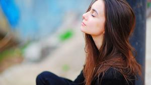 Una mujer meditando