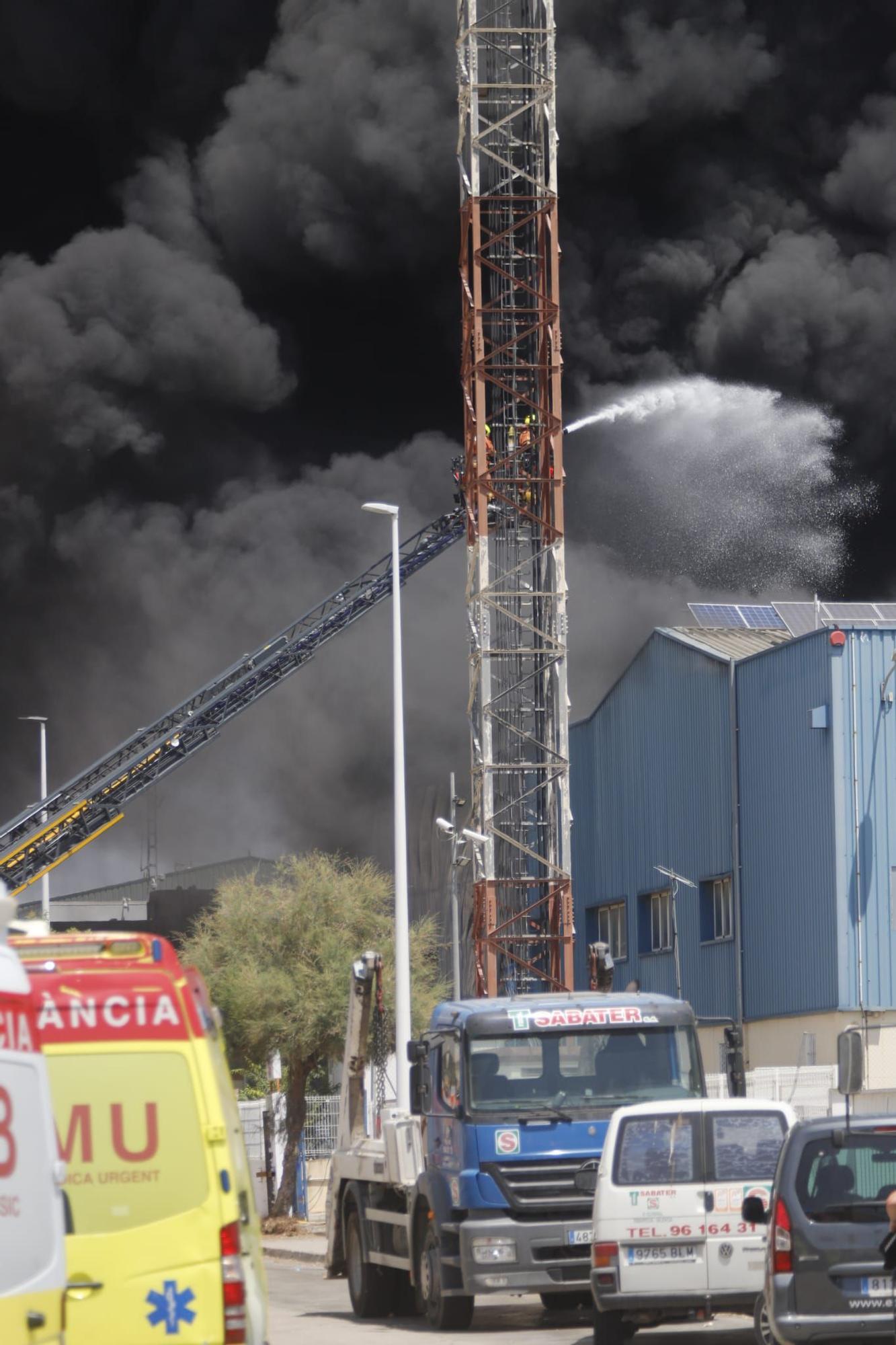 Espectacular incendio en una nave de residuos de Riba-roja