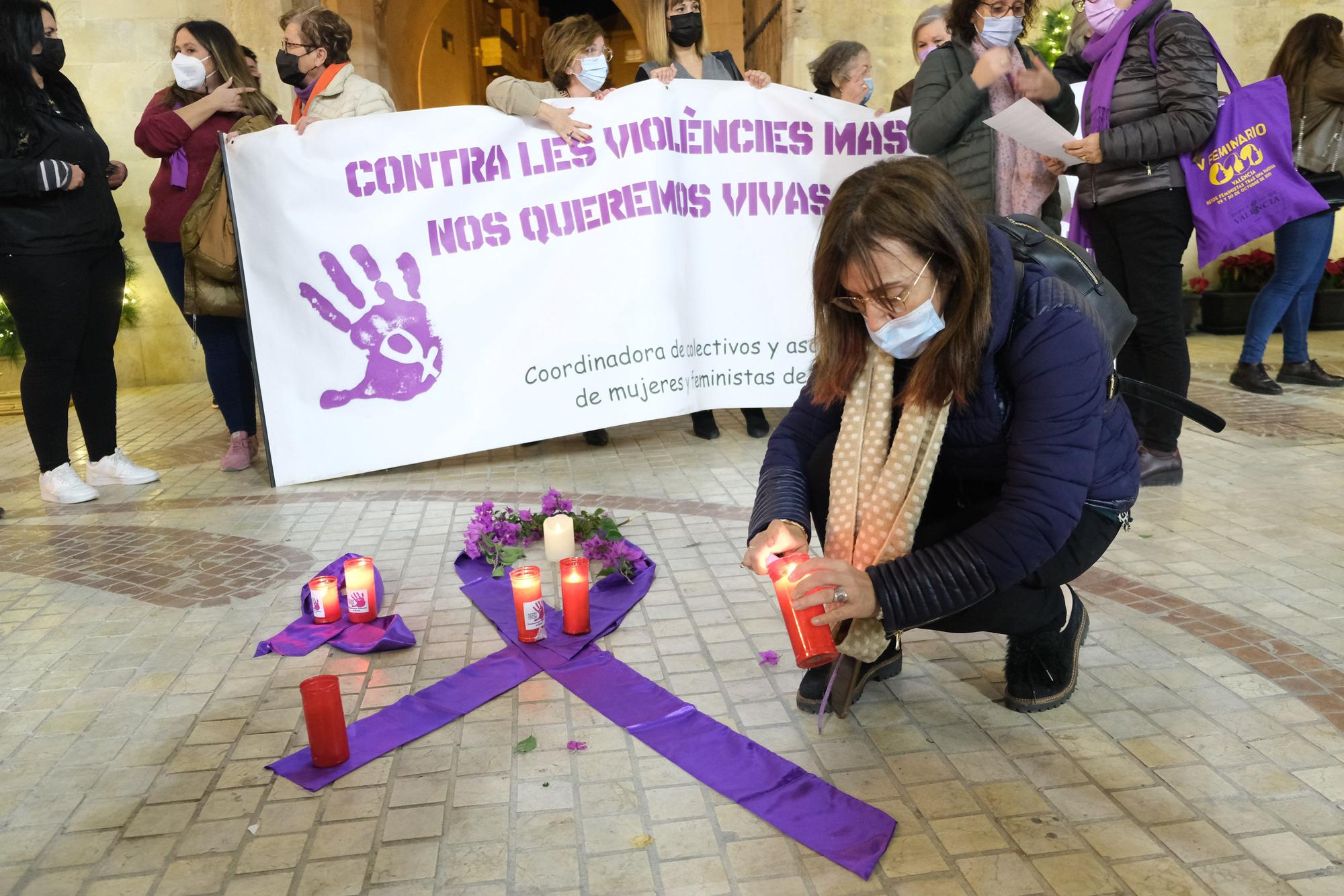 Concentración de repulsa por el asesinato de Yolanda en Elche. Familiares de la joven acudieron al emotivo acto en la Plaza de Baix