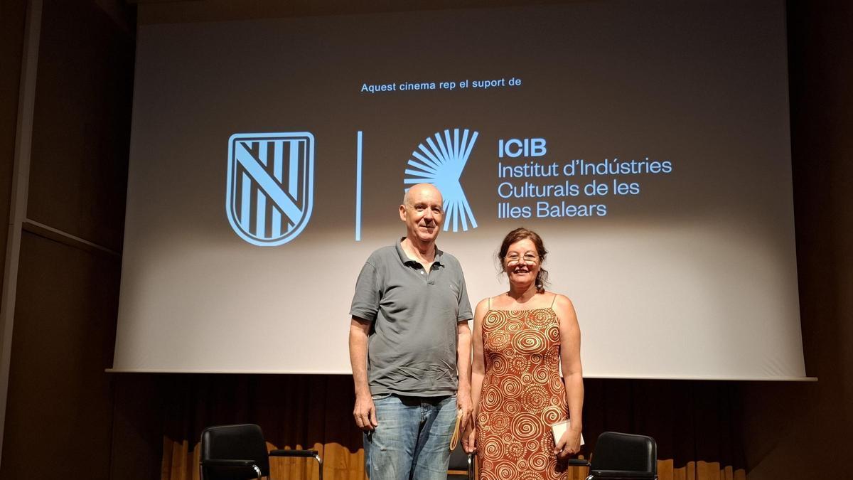 Víctor Castillo y Aina Calafat posan tras el coloquio.