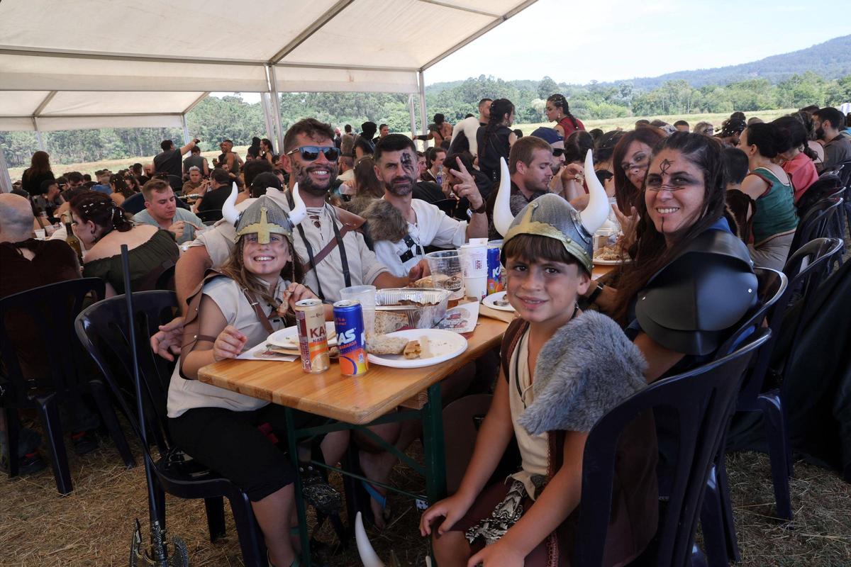 Asistentes al Xantar Vikingo celebrado en las Torres de Oeste de Catoira, donde mañana se celebra el Desembarco de la Romería Vikinga.