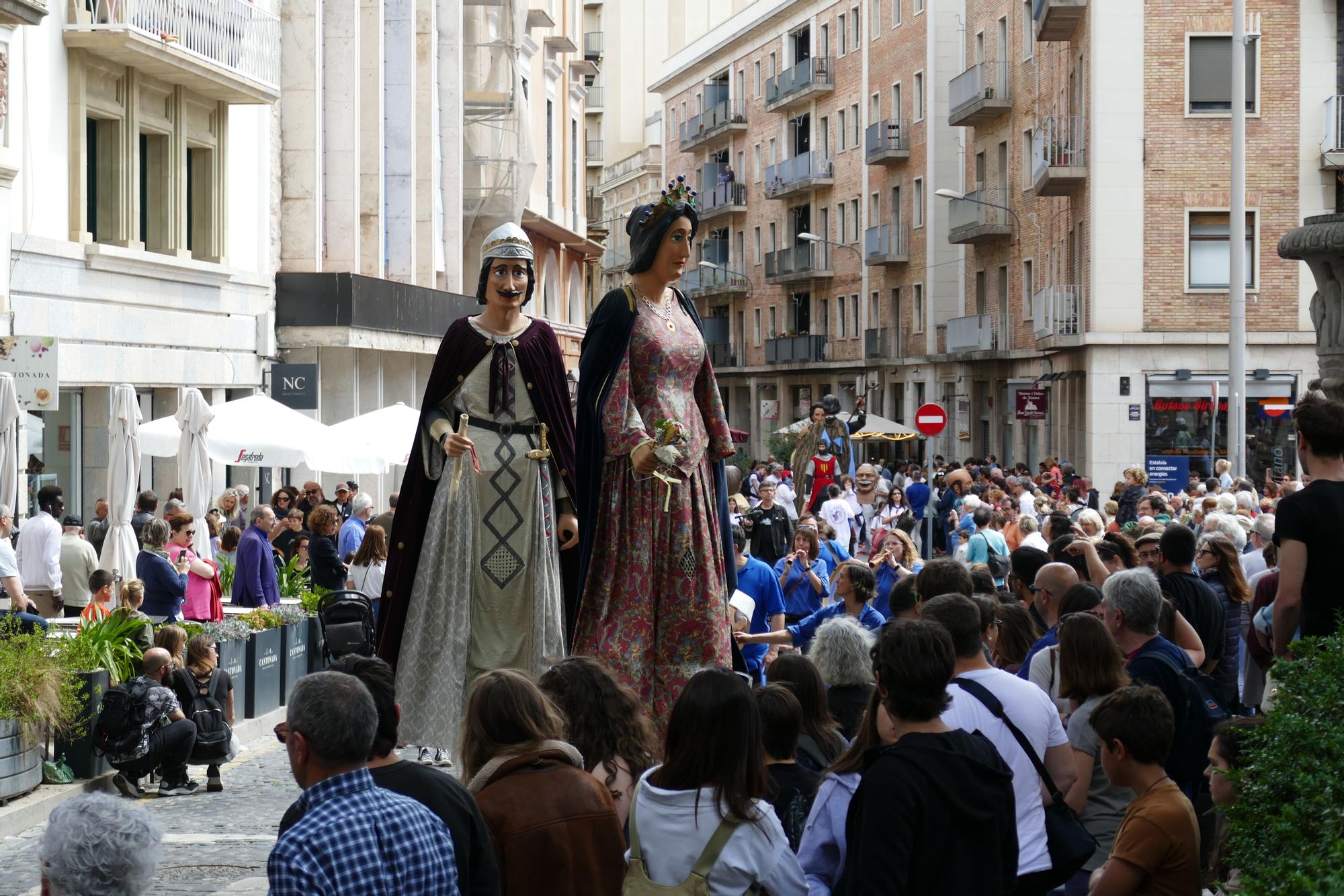 Vuit colles gegants passegen pel centre de Figueres