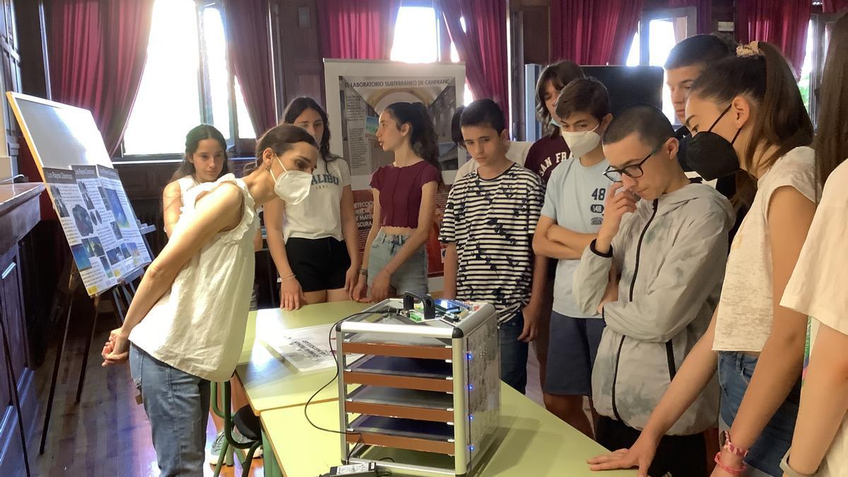 Uno de los talleres del Maratón de Astropartículas realizadas en el IES Miguel Catalán de Zaragoza este miércoles.