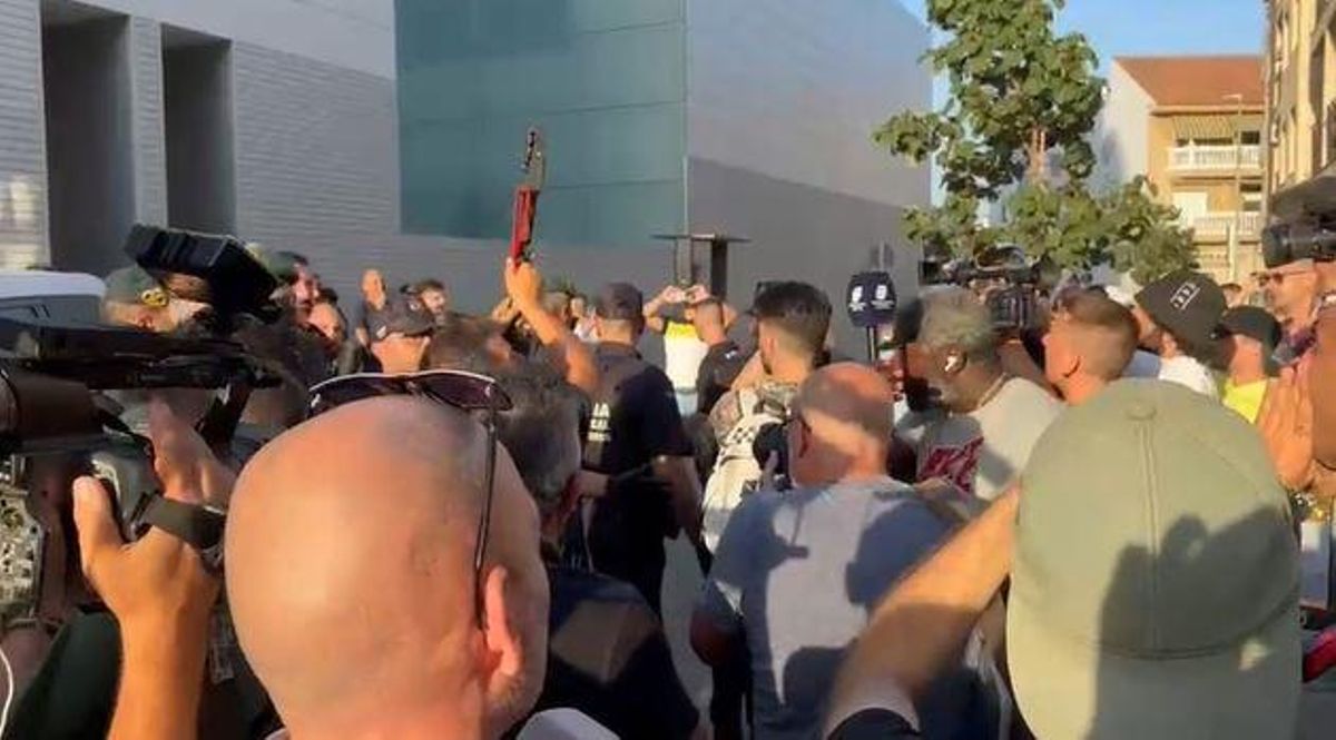 Gritos y tensión en una mediática concentración de ultras este martes en Torre Pacheco