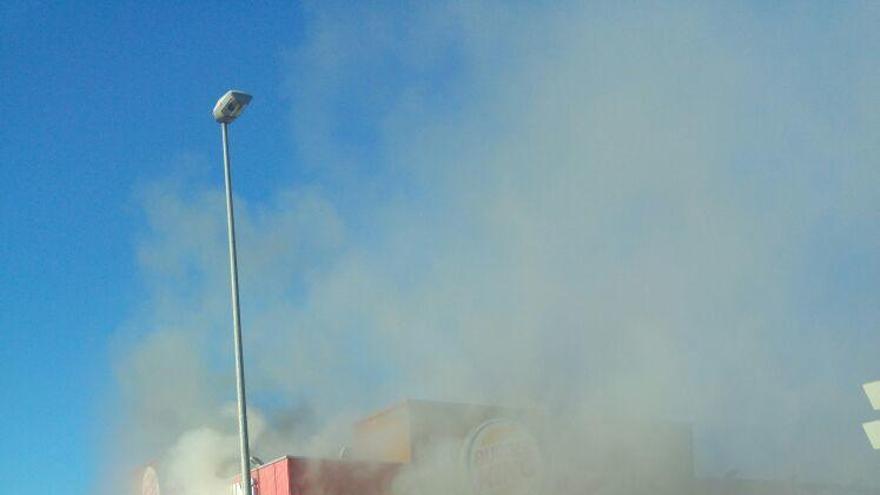 Efectivos de bomberos trabajan en la zona.