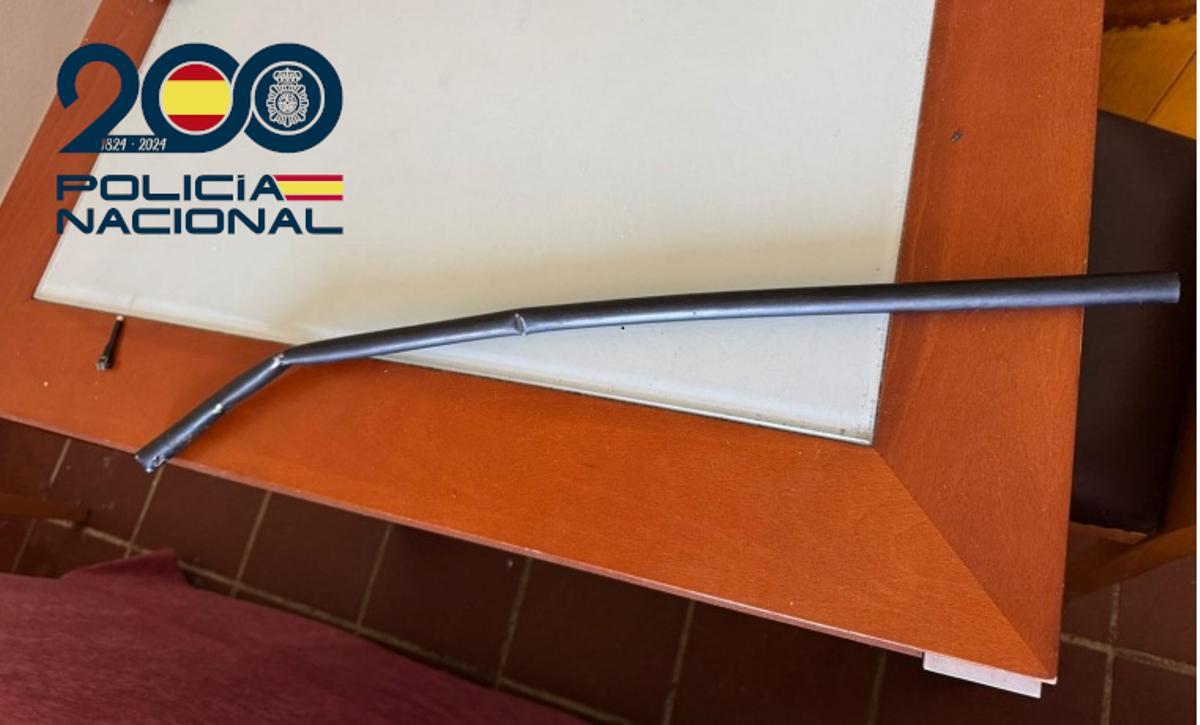 La barra de hierro con la que se cometió la agresión.