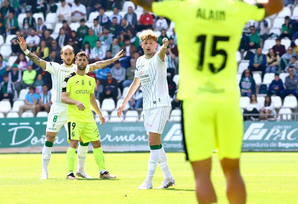 Gudelj vigila a Rodri con Simo atento en el Córdoba CF-Ceuta en El Arcángel.