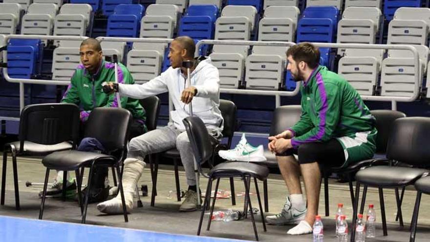 Hendrix, Smith y Markovic, los tres lesionados, vieron ayer el entrenamiento de sus compañeros desde la banda del Carpena.