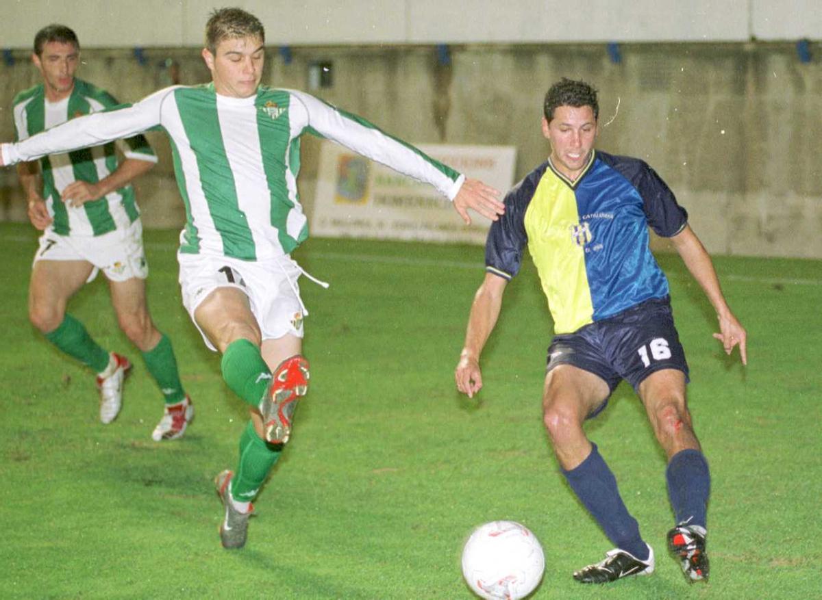 Joaquín pressiona Gontzal Sueiro durant el Palamós-Betis de Copa del 2002