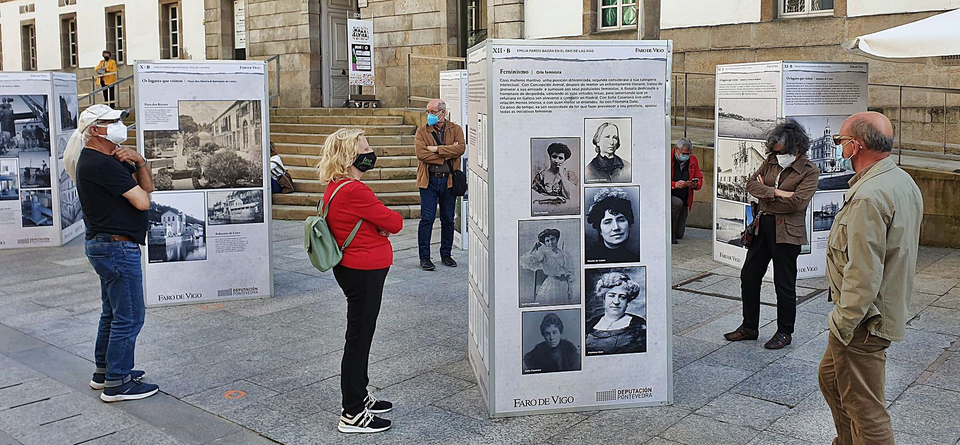 Público admirando varios paneles de la exposición de Pardo Bazán en la céntrica calle peatonal Príncipe en Vigo. 